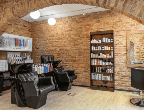 Innenansicht des Lockenvilla Friseursalons in Berlin Prenzlauer Berg